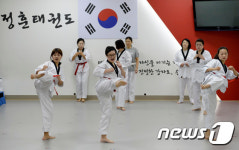 발차기 배우는 이주여성들