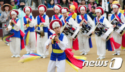 신나는 꽹가리 연주 선보이는 웃다리농악 팀