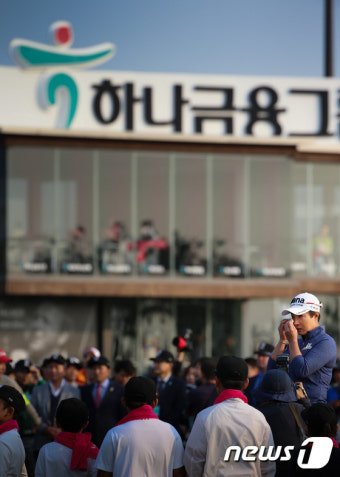 눈물 훔치는 박세리