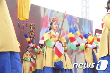 [포토]진안홍삼축제…마이산서 금척무 공연