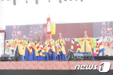 [포토]진안홍삼축제…마이산서 금척무 공연