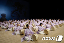 크라운-해태제과 임직원들의 고고천변 대목 떼창