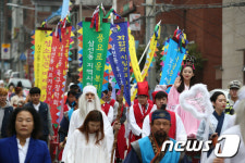 마을 순회하는 삼선녀