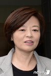 취재진의 질의에 답하는 진선미 의원
