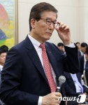 안경 고쳐 쓰는 이동걸 산업은행장