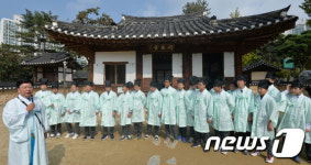 중학생들에게 문화재 소개하는 권선택 대전시장