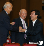 원로들과 인사하는 김민석 대표