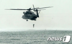 헬기에서 기뢰 해역으로 하강