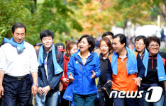 추미애 대표, 중앙당 당직자들과 산행