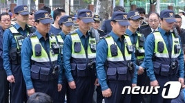 슬픔에 잠긴 고 김창호 경감의 번동파출소 동료들