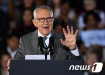 [사진] 해리 리드 상원 원내대표도 힐러리 지원연설