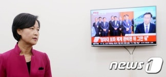 박 대통령 대국민 사과 관련 방송 보는 추미애