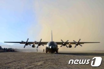 비상착륙하는 공군 C-130 수송기