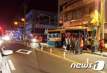 서천 시내버스 SUV차량 충돌, 상가로 돌진…6명 부상