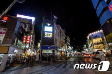 부산 광복로 ‘시그널’ 무전기 치안센터 조형물 공개