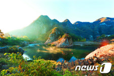 가을 정취에 물든 형형색색의 ‘월류봉’