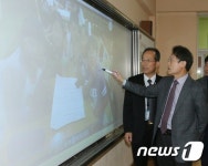 동답초교 영화체험실 둘러보는 조희연 교육감