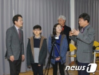 동답초교 영화체험실 둘러보는 조희연 교육감