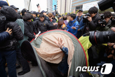 광화문 광장 텐트농성하는 문화예술인