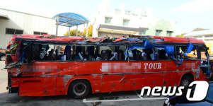 관광버스 전복되며 큰 파손