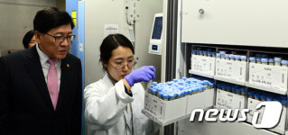 (주)정진홈푸드 고흥군자원재활용센터점 | 냉동보관된 인체자원 살펴보는 정진엽 장관