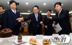 다양한 디저트 살펴보는 김재수 농식품부 장관