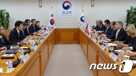 마주 앉은 한국-체코