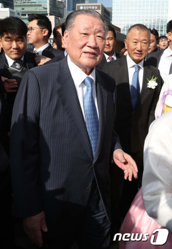 결혼식장 들어서는 정몽구 회장