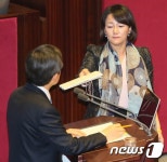 이재정, 황교안 총리에게 오방색 끈과 달력 자료 전달