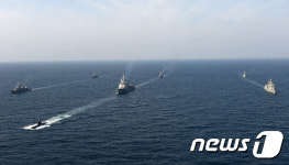 기동하는 해군함정