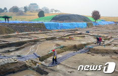 몽촌토성 유적지에서 일하는 인부들