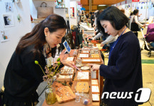 수제 악세서리 판매 중