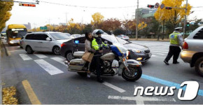 수능도우미 경찰 시계  빌려주고, 순찰차 태워주고