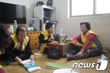 울산 북구 벽산경로당, 폐현수막으로  매트 만들어 기부