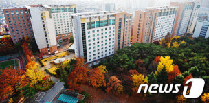 단풍에 둘러싸인 건국대 기숙사