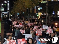 “박근혜 즉각 퇴진”…초·중학생도 동참한 거제 촛불