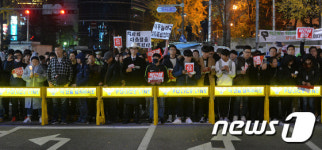 내자사거리 평화시위 계속…체포하라 구호는 더 격렬