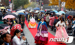 한옥마을 인파 사로잡은 한복 패션쇼
