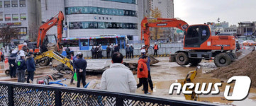 상수도관 파열로 물바다된 석촌역사거리