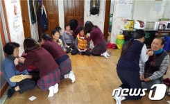 여수여중생들, 경로당에 온정의 목도리 전달