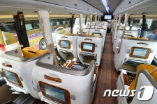 편안한 분위기의 프리미엄 고속버스 실내