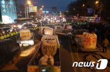 농민들, 안성IC서 경찰과 대치