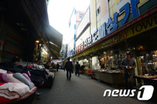 한산한 남대문 상가 거리