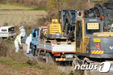 살처분 위해 굴삭기 들어갑니다