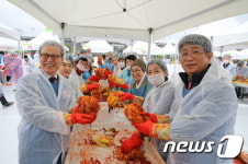 LH, 김장김치 2만5천포기…취약계층 8천세대 전달