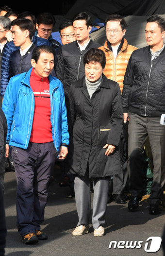 대구 서문시장 상인회장 이야기 듣는 박근혜 대통령