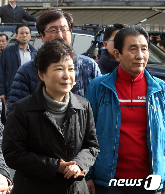 박근혜, 대구 서문시장 방문! 김문수 후보 지지 선언, 보수 결집 촉진 - 선거 바로 전 첫 공개 행보로 평가
