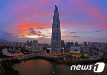 ‘롯데월드타워, 노을빛에 물들다