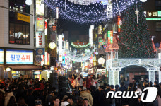 수원역 테마거리 비추는 대형 크리스마스 트리