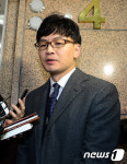 취재진 질문에 답하는 파견검사 한동훈